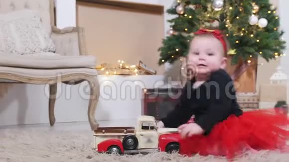 圣诞节概念一个小女孩玩玩具车视频的预览图