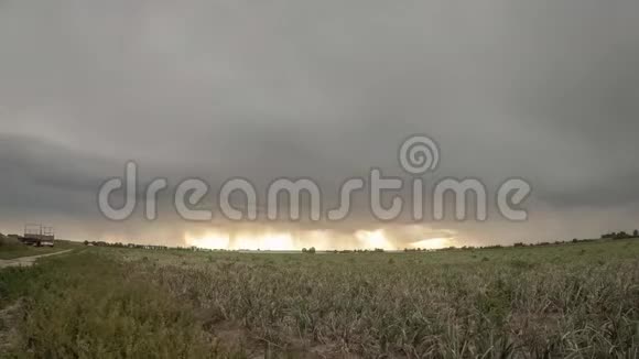 荷兰农村地区即将来临的雷暴的超宽角时间间隔视频的预览图