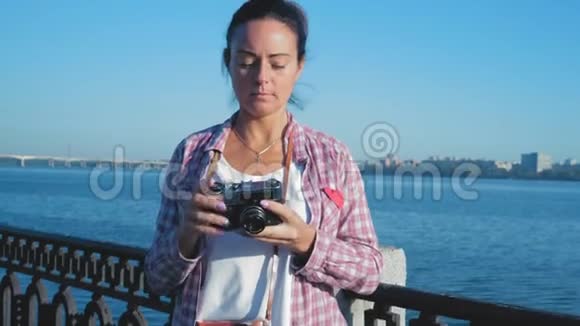 河畔复古摄影镜头上的美女照片视频的预览图
