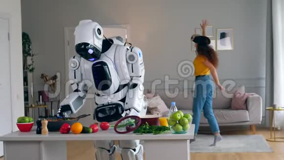一位戴着虚拟现实眼镜的女士正在靠近机器人做饭视频的预览图