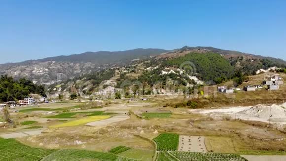 尼泊尔丘陵地区被丘陵包围的田野草地农田视频的预览图