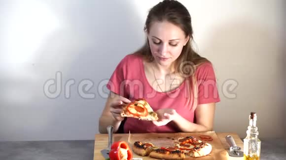在桌旁吃披萨的女孩视频的预览图