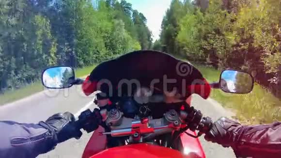 摩托车驾驶过程中的第一人称视图摩托车手驾驶他的摩托车视频的预览图