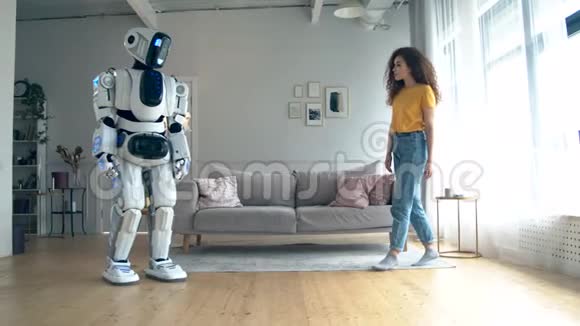 年轻女子正在客厅触摸一个机器人视频的预览图