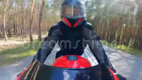 摩托车正由一个人沿着松树路行驶视频的预览图