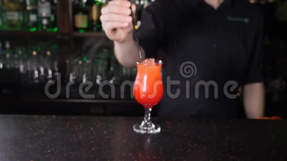 男性酒保为客户提供饮料慢动作Tapster为游客提供成品鸡尾酒视频的预览图