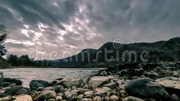 山林附近一条河流的时间流逝巨大的岩石和快速的云层移动水平滑块运动视频的预览图