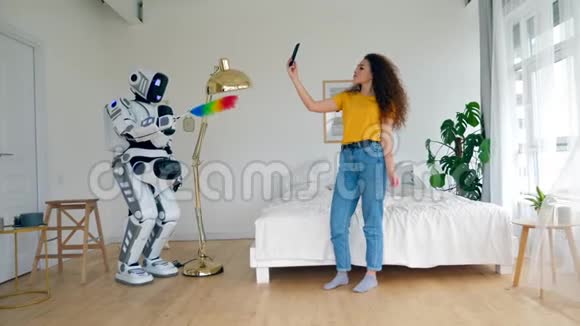 当一位女士在享受时人类机器人正在打扫卫生视频的预览图