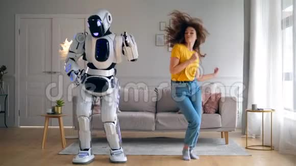 客厅里有一位女士和一个机器人在欢快地跳舞视频的预览图
