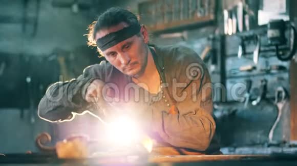 一个人在一个锻造厂工作加热金属着火视频的预览图