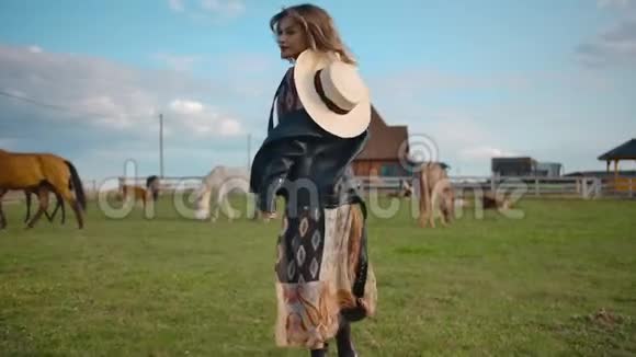 在农场围场跑的快乐女人视频的预览图