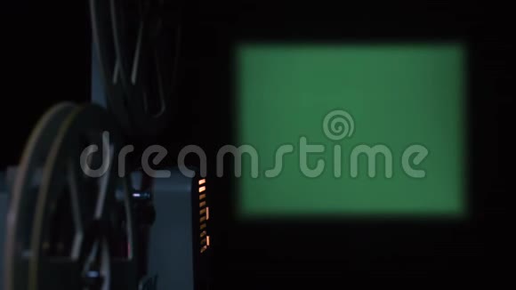 从电影院放映机到绿幕播放一部8毫米的超级电影视频的预览图