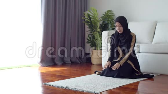 年轻穆斯林女性祈祷和践行伊斯兰信仰视频的预览图