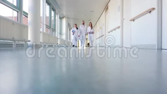 医生两个女人和一个男人在医院视频的预览图
