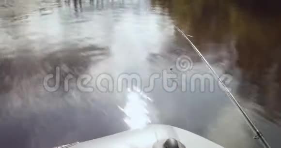钓鱼船用鱼竿在早晨航行视频的预览图
