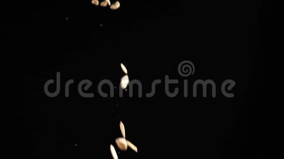 燕麦颗粒从顶部滑落低调宏观视频的预览图