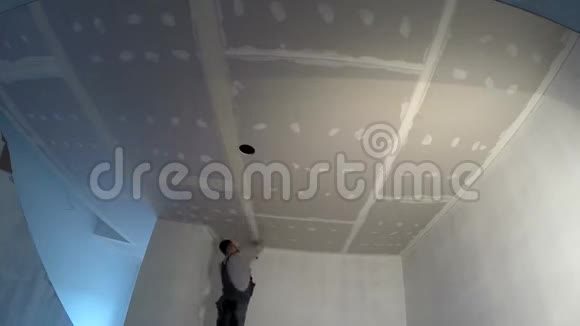 业余工人在天花板接缝上涂石膏你自己去做吧视频的预览图