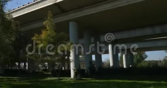 在空公路上的桥下驾驶视频的预览图