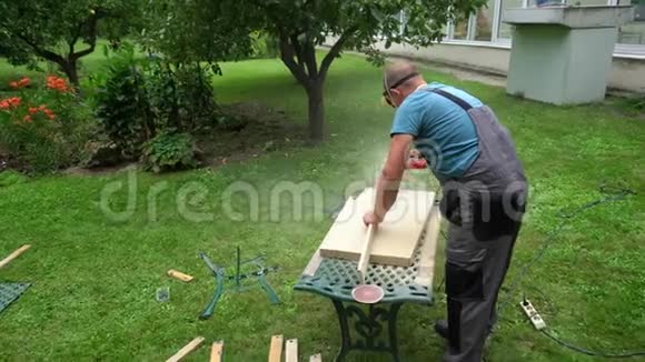 工人用磨光机打磨木板木材清洁工作视频的预览图