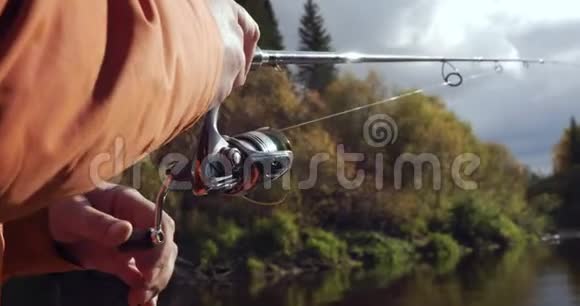 渔夫的手铸造鱼竿并它视频的预览图