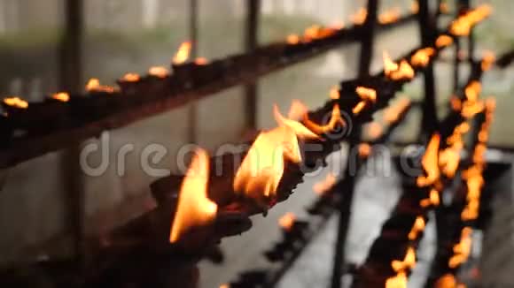 在佛教或印度教寺庙油灯中燃烧神圣之火的4K录像视频的预览图
