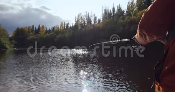 渔人的后景把一根钓竿扔进河里视频的预览图