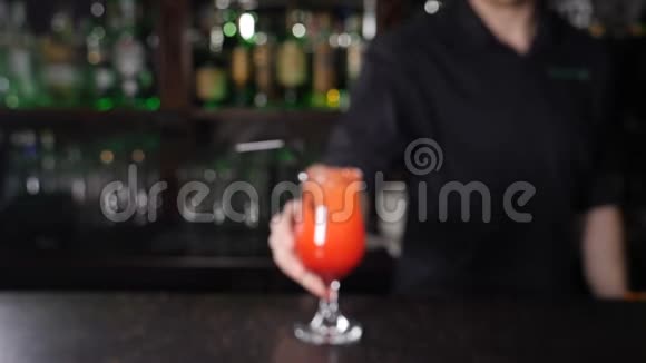 男性酒保为客户提供饮料慢动作Tapster为游客提供成品鸡尾酒视频的预览图