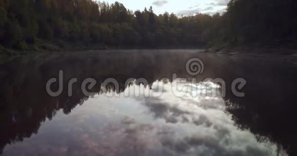 在水面上有薄雾的河流上向前移动视频的预览图