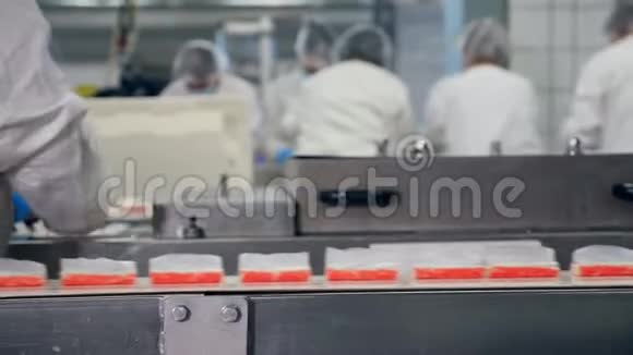一个女人从工厂的传送带上拿食物视频的预览图