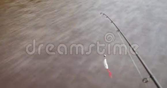 钓鱼船用鱼竿在早晨航行视频的预览图