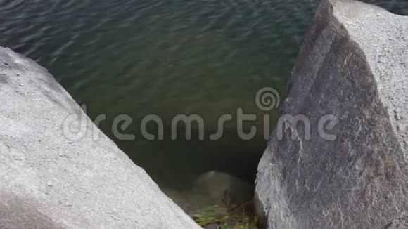 平静河面的美丽背景视频的预览图