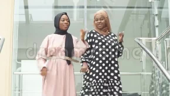 两个穆斯林快乐的商业女人在工作中欢乐地跳舞视频的预览图