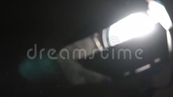 聚光灯光线中的尘埃粒子视频的预览图