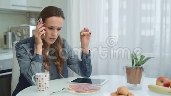 特写女人在电话里争吵女孩在家里说手机视频的预览图