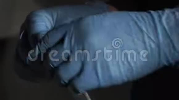 手套手打开无菌注射器视频的预览图