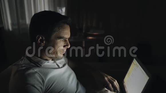 紧张的男人在家里加班工作笔记本电脑视频的预览图