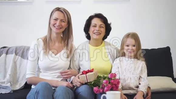三个女人坐在沙发上笑着直对着镜头视频的预览图