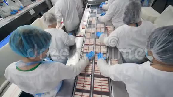 妇女在食品厂工作将食品包装成容器视频的预览图