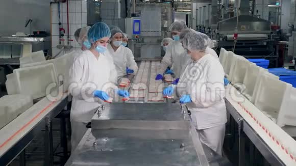 工厂工人将产品包装成塑料容器视频的预览图