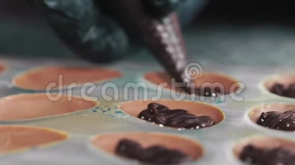 用管道袋中的奶油巧克力填充聚碳酸酯薄膜模具视频的预览图