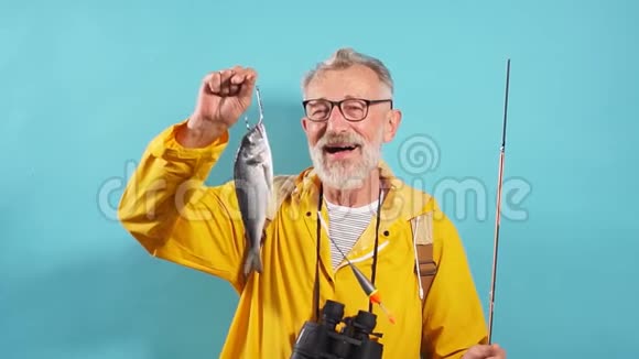 老渔夫为他的妻子和家人钓到了鱼视频的预览图