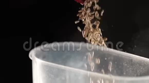燕麦颗粒流入食物容器视频的预览图