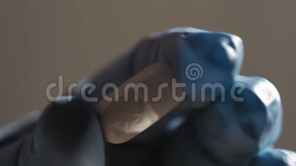 手戴蓝色手套拿着药丸视频的预览图