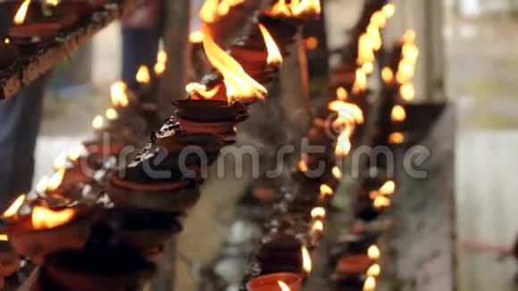 印度教神庙燃烧油灯上圣火的4k视频特写视频的预览图