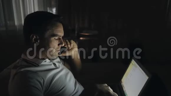 精疲力竭的老板在偏远的工作场所用笔记本通宵工作的肖像视频的预览图