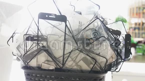 装满旧坏智能手机屏蔽钢化玻璃屏幕保护器的篮子视频的预览图