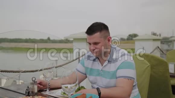 白色盘子里有沙拉男人手放在桌子上视频的预览图