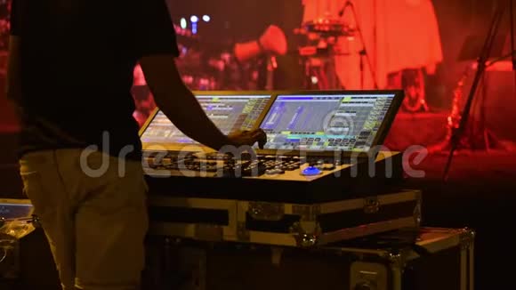 DJ设置舞台灯与迪斯科聚光灯DJ的地毯扭转和调整音乐和灯的控制面板视频的预览图