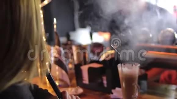 年轻女子在酒吧里抽烟视频的预览图