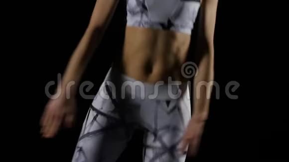 女运动员的身体在袋鼠跳跃中跳舞的特写慢动作视频的预览图